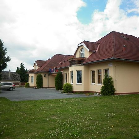 Hotel Aldo Unicov Exterior photo